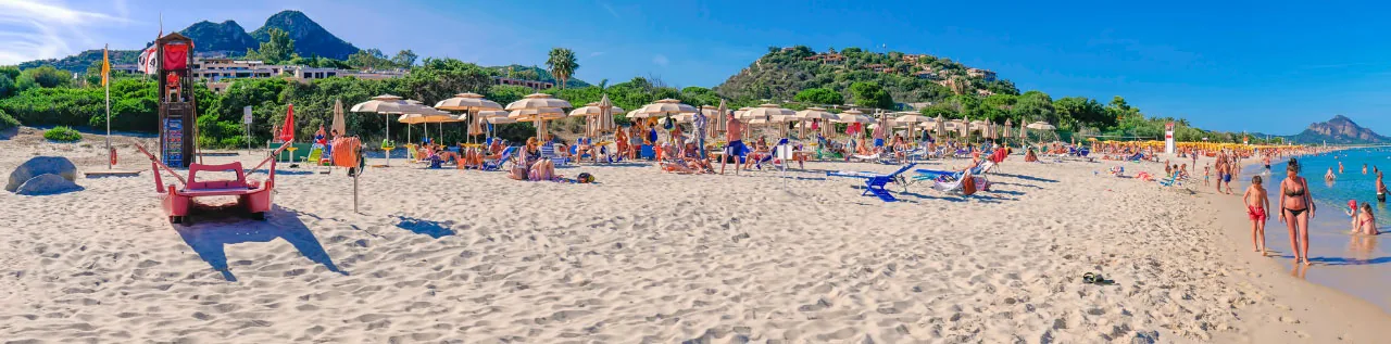 Spiaggia privata di Costa Rei con ombrelloni e lettini prendisole