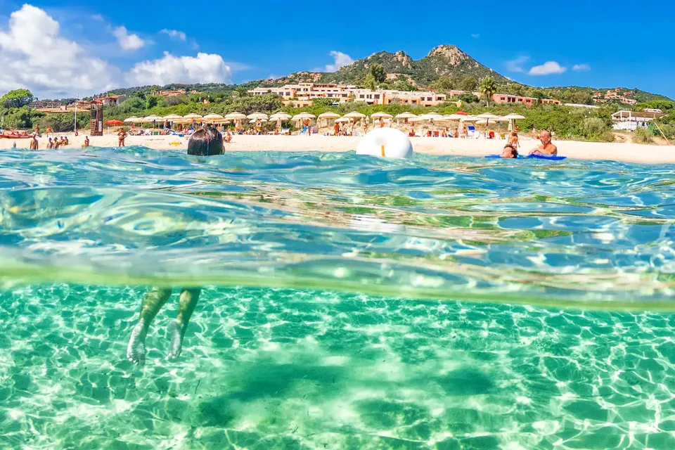La tua vacanza al mare comincia qui · spiaggia e residence a Costa Rei